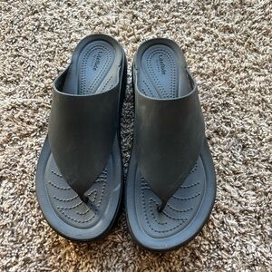 Crocs Women’s Brooklyn Platform flip flop size 9